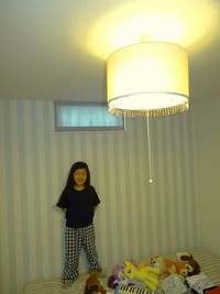 子ども部屋のインテリア　綿麻のプレーンシェードとオリジナル照明