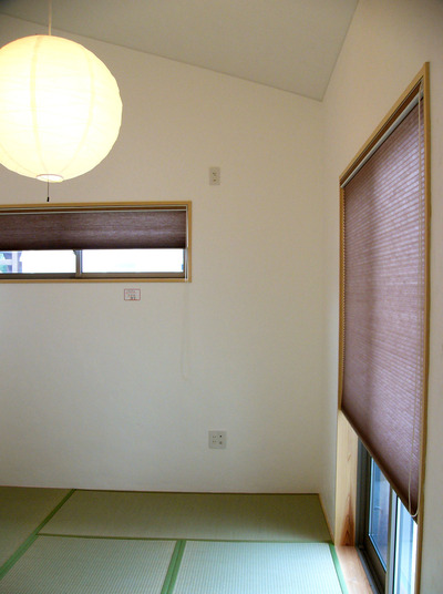 和室空間を彩る・・ココア色のシェルシェード～すぐれた保温性と断熱性で省エネの窓に～