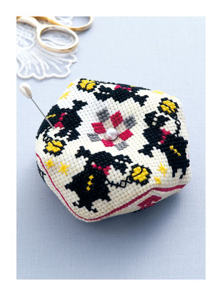 コスモ刺繍キット「アリスのビスコーニュ」(ピンクッション)