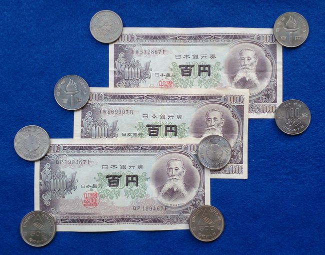 100円札と記念硬貨たち