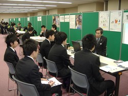 県内の4年制大学:卒業予定者の就職内定率・・・55.4%!