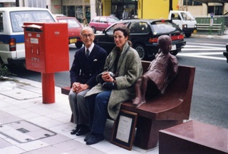 当店前のベンチの像・21年前建立当時の写真です。