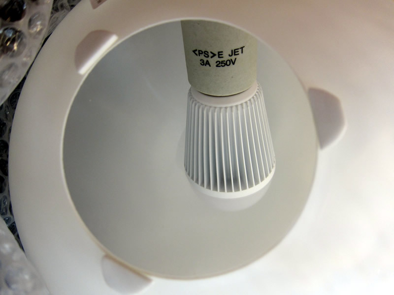 ボール型LEDフロアランプで床面から癒しの間接照明（LUNA25F）レビュー