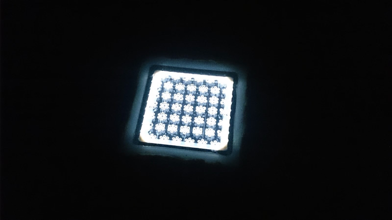 コンクリートの地面に LED 埋め込んで光らせてみた（外構）