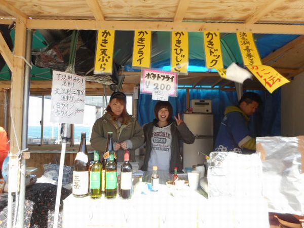 海湖館牡蠣小屋に、かに伝・看板娘登場! 海湖館牡蠣小屋に、かに伝・看板娘登場!