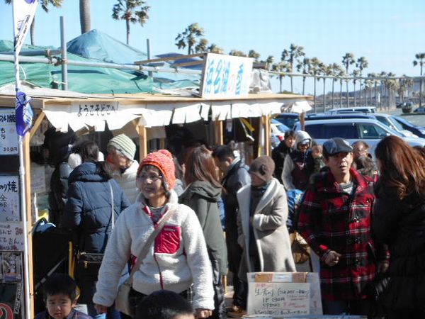 海湖館牡蠣小屋に、かに伝・看板娘登場! 海湖館牡蠣小屋に、かに伝・看板娘登場!