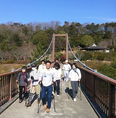 2本のポールで、正しく歩いて健康に!