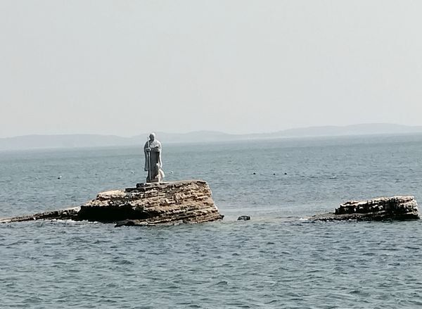 沖合に建つ上陸大師像 沖合に建つ上陸大師像