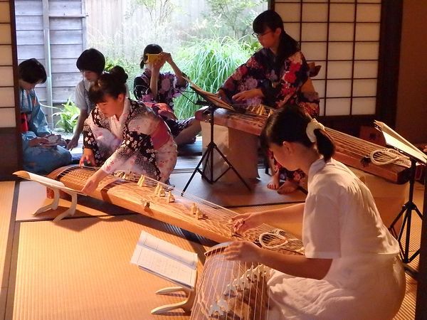 夕暮れ時、宿場に流れる琴の奏音 夕暮れ時、宿場に流れる琴の奏音