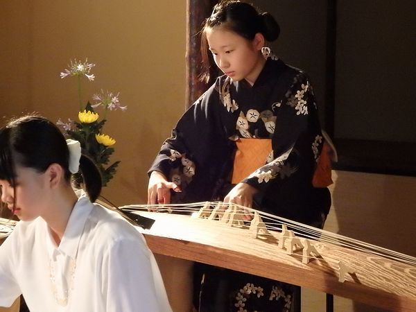 夕暮れ時、宿場に流れる琴の奏音 夕暮れ時、宿場に流れる琴の奏音
