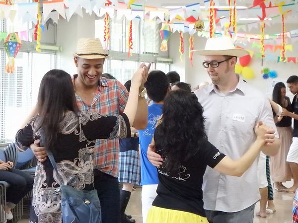 Vamos dançar juntos! 一緒に踊りましょう Vamos dançar juntos! 一緒に踊りましょう