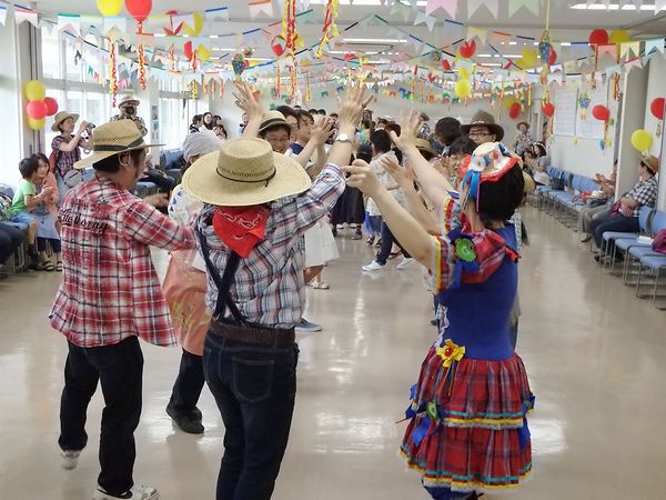 Brasileira e japonesa みんなでダンスを踊って楽しもう! Brasileira e japonesa みんなでダンスを踊って楽しもう!
