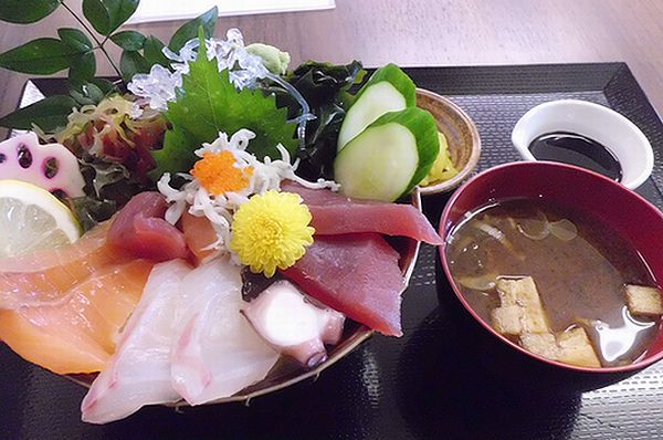内海駅周辺、参拝の後は、ここで元気チャージ! 内海駅周辺、参拝の後は、ここで元気チャージ!