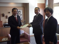 原田袋井市長に予算要望書を提出。