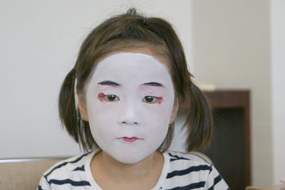 子ども歌舞伎体験講座　舞台化粧一人で出来るかな？
