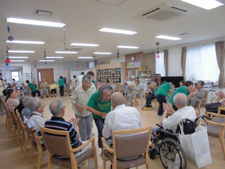 「ラクラス西美薗」でラフターヨガ♪