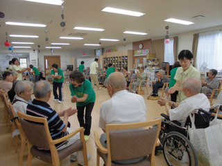 「ラクラス西美薗」でラフターヨガ♪