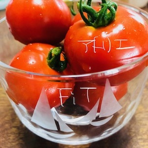 ヨットをガラスエッチングした器にトマト
