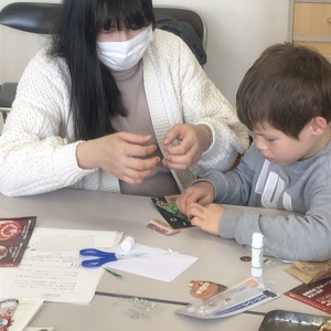 コラージュでクリスマスカード親子体験の様子