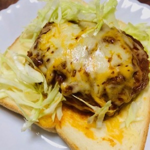 ハンバーグのオープンサンド