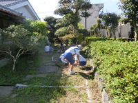 津倉家の庭の草取りに参加してくれた竜中生たち