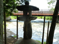 「秋葉山大權現」と刻まれた石燈篭