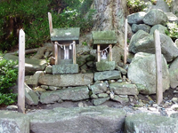 秋葉神社のお札が石祠