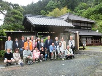 青山家の前での記念撮影