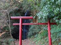 荒沢不動の赤鳥居と不動の滝