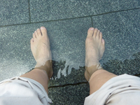 足湯に浸かる私の足