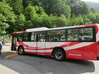 「しらび平駅」に到着したバス
