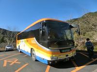 「紅葉の遠州三山ウォーキング」のツアー客を乗せたバス