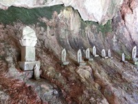 乳岩洞窟渡の石仏