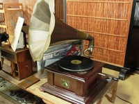 朝顔型ホーン付き蓄音機