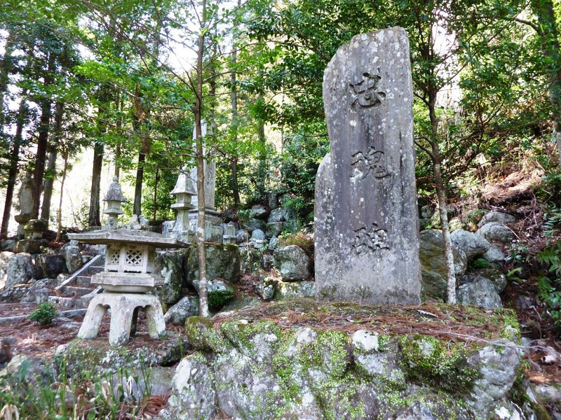 参道の途中を飯田線が通る上市場の熊野神社 殉国戦士之碑 忠魂碑 散華 L 自然と歴史の中を歩く