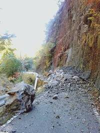 浜松 水窪の県道 土砂崩れ 一部通行止め L 自然と歴史の中を歩く