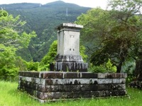「原田翁銅像」の台座