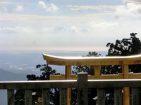 輝く鳥居と天竜川