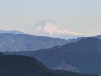 送電線鉄塔の休憩所から見える富士山