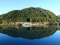 船明ダム湖の水面の風景