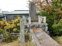 「玉座迹」の碑と「明治大帝御聖蹟」の石柱