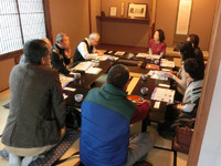 「半六コラボ」代表・杉浦明巳さんの話を聞く会員たち