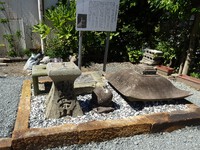 ばらされた橋向の常夜燈