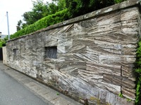 縞模様の伊豆石製の塀