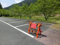 虎ロープの張られた駐車場