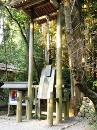奉納された十能や火箸