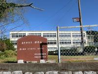 「ありがとう　伊平小　思い出は　いつまでも　心の中に」の伊平小学校閉校記念碑