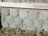 八重枠稲荷神社の石積み