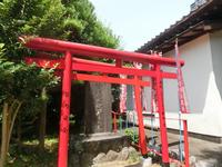 「萱垣咤枳尼真天」と刻まれた石碑