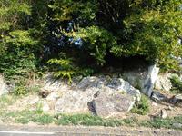 「貳里十九町」の里程石が建てられていた岩山